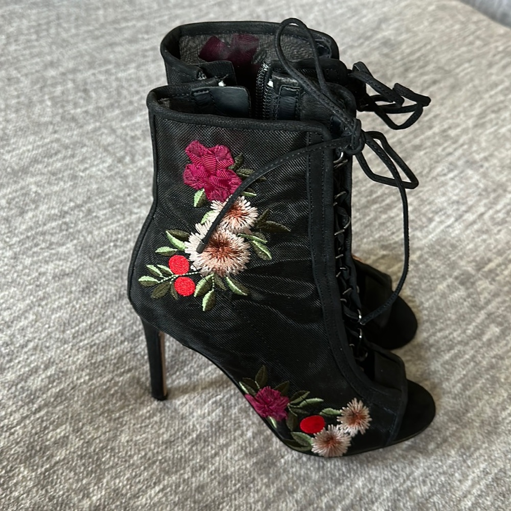 Gianni Bini heel zipper on the side with Ties on the front